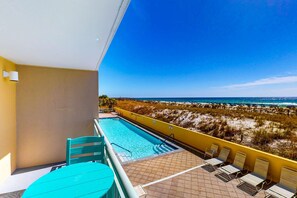 Pool - Beachfront Condo, gorgeous views, shared pool and beach access (Fort Walton Beach)