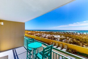 Outdoor dining - Beachfront Condo, gorgeous views, shared pool and beach access (Fort Walton Beach)