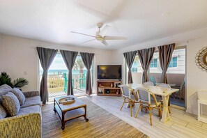 TV, DVD player - Beachfront Condo, gorgeous views, shared pool and beach access (Fort Walton Beach)