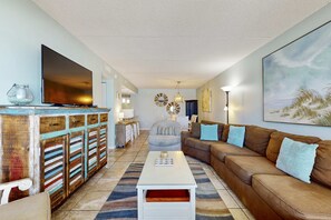 TV, DVD player, offices - Beachfront Condo with stunning views, shared pool and beach access (Fort Walton Beach)