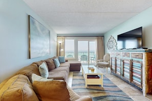 TV, DVD player, offices - Beachfront Condo with stunning views, shared pool and beach access (Fort Walton Beach)