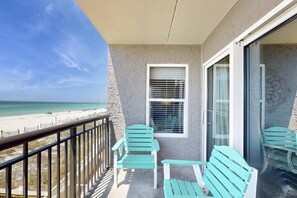 Property grounds - Beachfront Condo with stunning views, shared pool and beach access (Fort Walton Beach)
