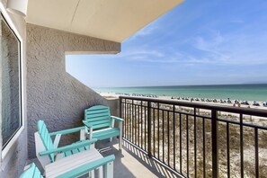 Property grounds - Beachfront Condo with stunning views, shared pool and beach access (Fort Walton Beach)