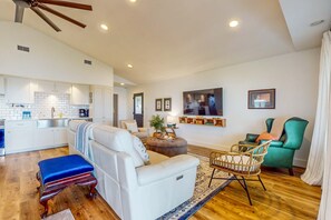 TV, offices - Waterfront 2 cottage home, private dock and water access, & private washer/dryer (Fort Walton Beach)