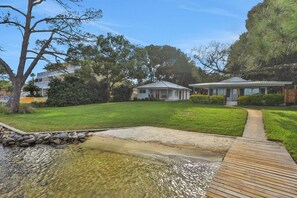 Exterior - Waterfront 2 cottage home, private dock and water access, & private washer/dryer (Fort Walton Beach)