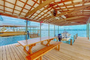 Outdoor dining - Waterfront 2 cottage home, private dock and water access, & private washer/dryer (Fort Walton Beach)