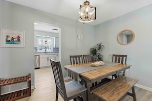 Dining - Sugar Reef Cottage-unit 1 - Gorgeous coastal townhome with washer/dryer, close to beach, & dog-friendly (Fort Walton Beach)