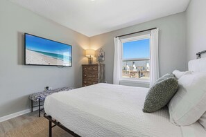 3 bedrooms, iron/ironing board, travel cot, WiFi - Sugar Reef Cottage-unit 1 - Gorgeous coastal townhome with washer/dryer, close to beach, & dog-friendly (Fort Walton Beach)