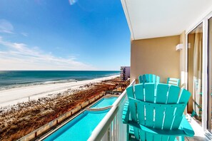 Ein Balkon mit Blick auf Strand und Pool.