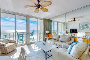 TV, offices - 5th floor oceanfront condo with access to pool, high-speed WiFi (Fort Walton Beach)