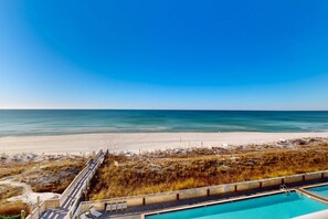 On the beach - 5th floor oceanfront condo with access to pool, high-speed WiFi (Fort Walton Beach)
