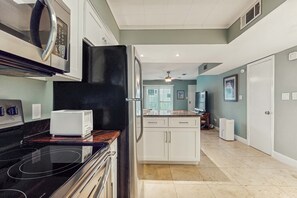 Fridge, microwave, oven, stovetop - Cozy coastal condo with shared pool, beach access and Wifi (Fort Walton Beach)
