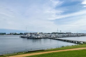Marina - Serene studio with garden-level patio, central AC, waterfront pool & marina (Fort Walton Beach)