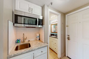 Fridge, microwave, coffee/tea maker - Serene studio with garden-level patio, central AC, waterfront pool & marina (Fort Walton Beach)