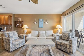 TV, DVD player, offices - Beautiful beachfront condo with million-dollar views with Seasonal Beach Service and Beach Access (Fort Walton Beach)