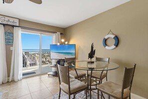 Dining - Beautiful beachfront condo with million-dollar views with Seasonal Beach Service and Beach Access (Fort Walton Beach)