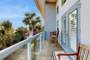 Outdoor dining - Soundside 209 - Stunning Sound-side Home with Beach Access and a Shared Pool (Fort Walton Beach)