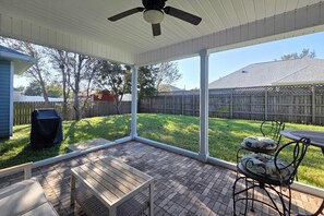 Outdoor dining - Spacious private home with large kitchen, patio & close to everything (Gulf Breeze)