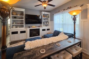 TV, offices - Spacious private home with large kitchen, patio & close to everything (Gulf Breeze)