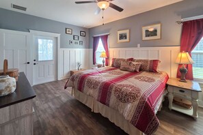 3 bedrooms, iron/ironing board, WiFi, bed sheets - Spacious private home with large kitchen, patio & close to everything (Gulf Breeze)