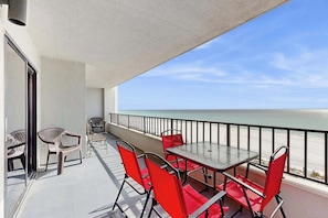 Outdoor dining - Spacious 5th floor condo with sweeping views of the Gulf, steps to beach (Fort Walton Beach)