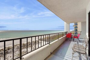 En balkon med udsigt over stranden og havet.
