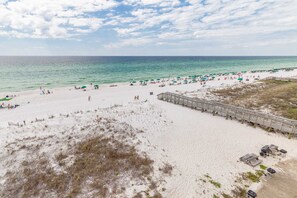 On the beach - Spacious 5th floor condo with sweeping views of the Gulf, steps to beach (Fort Walton Beach)