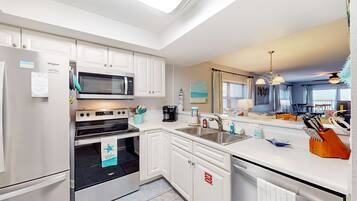 Geladeira, micro-ondas, fogão, cooktop