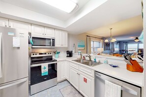 Jääkaappi, mikroaaltouuni, uuni, liesi