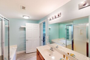 Shower, towels - Well-equipped & located seventh-floor condo with balcony, shared gym, pool, & more (Miramar Beach)