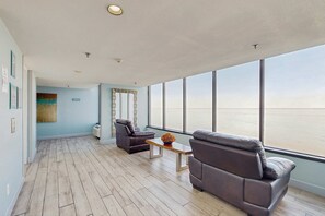 Interior - Bayside Studio with nearby outlet shopping, Golf course and Community pool (Miramar Beach)