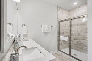 Shower, towels - The Townes #5145: Gorgeous New 4BR in Barefoot! With Driving Range Views! (North Myrtle Beach)