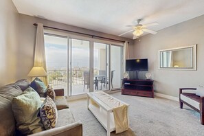 TV, DVD player, offices - Coastal condo with a scenic balcony, pool, and gym access - W&D & Wifi (Miramar Beach)