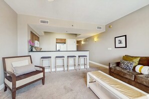 TV, DVD player, offices - Coastal condo with a scenic balcony, pool, and gym access - W&D & Wifi (Miramar Beach)