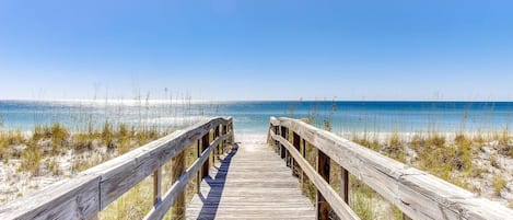 بالقرب من الشاطئ