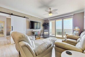 TV, offices - Gorgeous gulfview condo with spacious balcony, shared pool, hot tub& beach access (Miramar Beach)