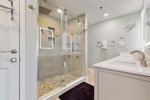 Shower, towels - Gorgeous gulfview condo with spacious balcony, shared pool, hot tub& beach access (Miramar Beach)
