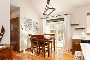 Interior - Luxurious 4 bed, private HT, sleeps 12, ski-in/ski-out access (Granby)