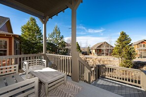 Terrace/patio - Luxurious 4 bed, private HT, sleeps 12, ski-in/ski-out access (Granby)