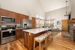 Interior - Luxurious 4 bed, private HT, sleeps 12, ski-in/ski-out access (Granby)