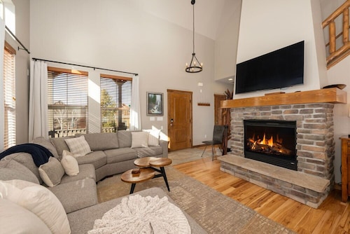 101 Timber Ct Luxurious 4 bed, private HT, sleeps 12, ski-in/ski-out access