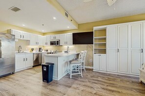 Fridge, microwave, oven, stovetop - Palm Court Yacht Club 312A - Third-floor cozy coastal studio with soundviews, WiFi, and shared pool & hot tub (Fort Walton Beach)