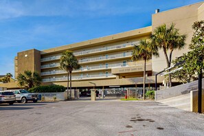Exterior - Palm Court Yacht Club 312A - Third-floor cozy coastal studio with soundviews, WiFi, and shared pool & hot tub (Fort Walton Beach)