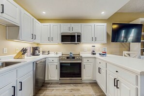 Refrigerador, microondas, horno y parrilla de estufa 