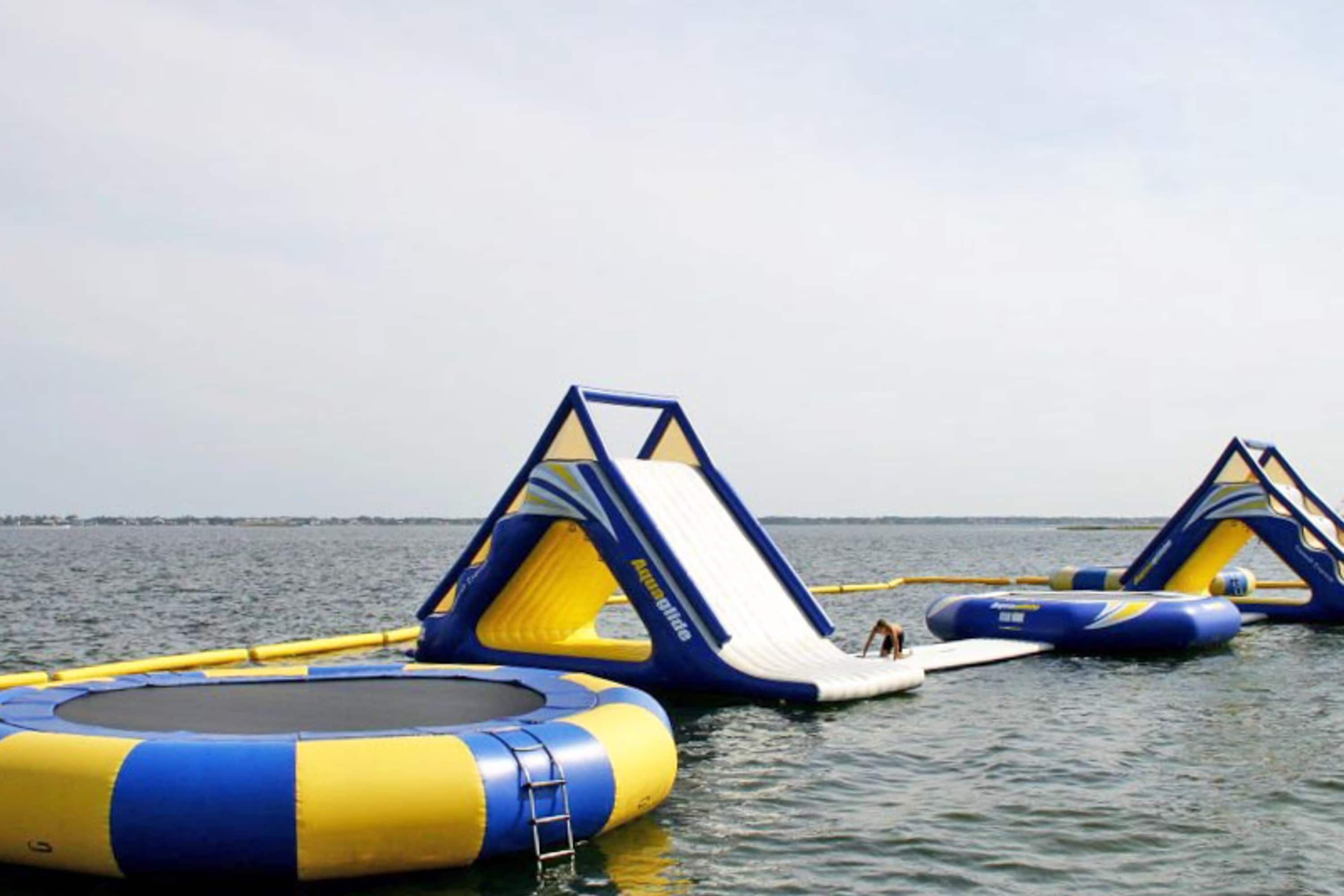 Un parco acquatico gonfiabile con scivoli e trampolini.