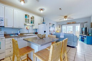 Kylskåp, mikrovågsugn, ugn och spishäll