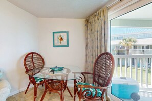 Dining - Comfy Coastal Condo w/ Gorgeous Bay Views & Nearby Beach Access (Pensacola Beach)
