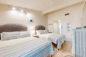 1 bedroom, iron/ironing board, WiFi, bed sheets - Comfy Coastal Condo w/ Gorgeous Bay Views & Nearby Beach Access (Pensacola Beach)