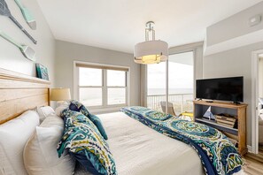 3 bedrooms, iron/ironing board, WiFi, bed sheets - 4th-floor oceanfront condo with pools, ocean view, W/D & fast WiFi (Fort Walton Beach)