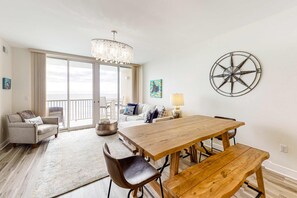 Dining - 4th-floor oceanfront condo with pools, ocean view, W/D & fast WiFi (Fort Walton Beach)
